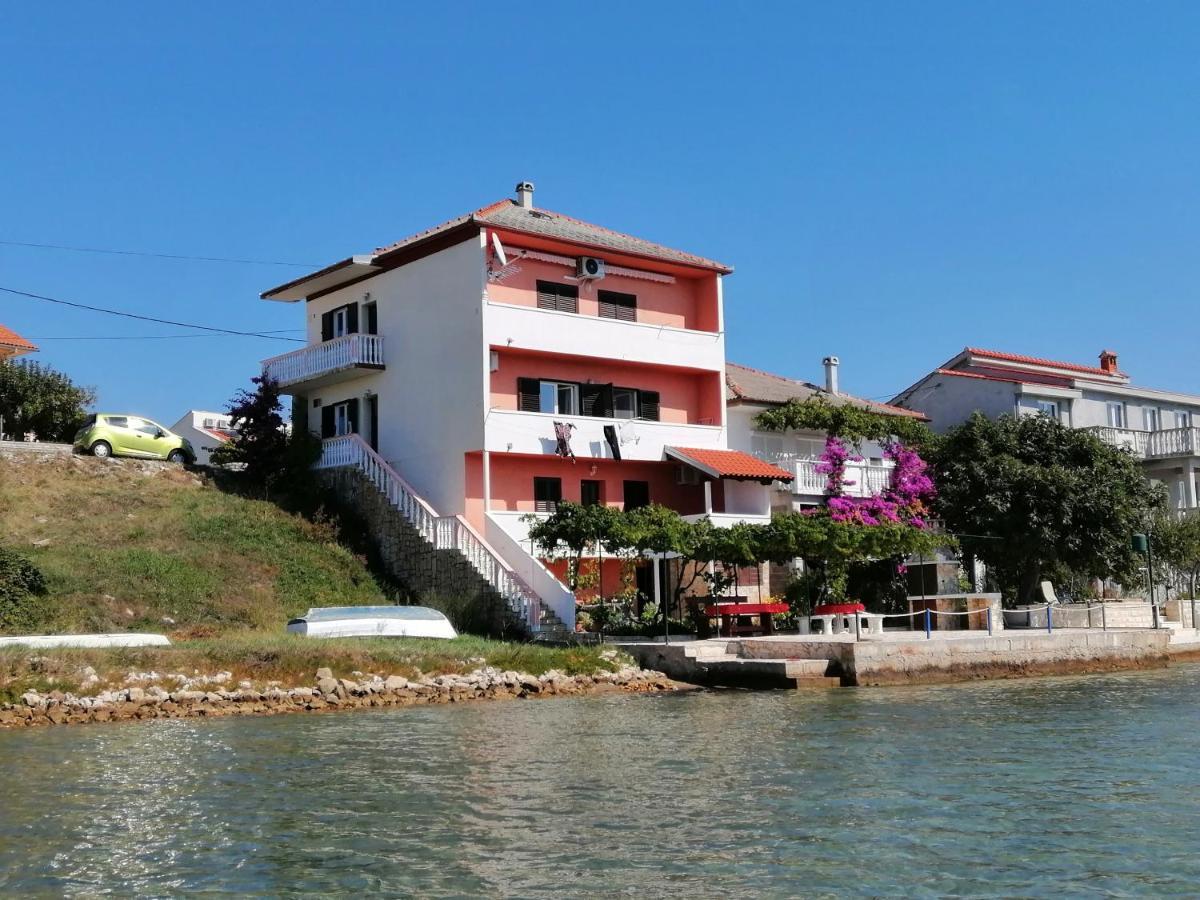 Ražanac Apartmani Mirko Ljubac מראה חיצוני תמונה